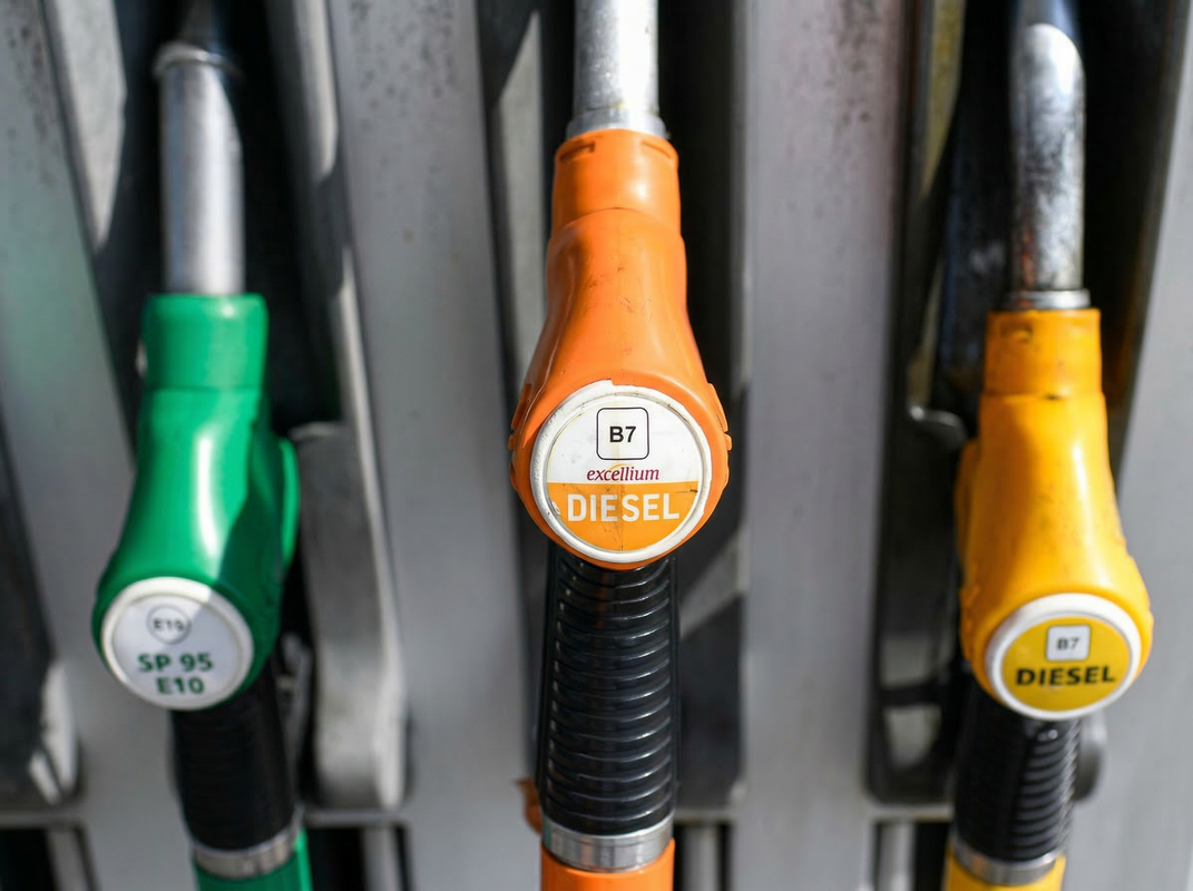 Pompe diesel B7 en station-service contenant 7 pourcent d'huile alimentaire usagée valorisée en biocarburant